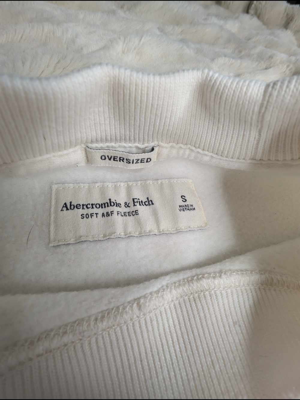Abercrombie & Fitch Oversized Budweiser Clydesdale Holiday Graphic - Picture 11 of 16